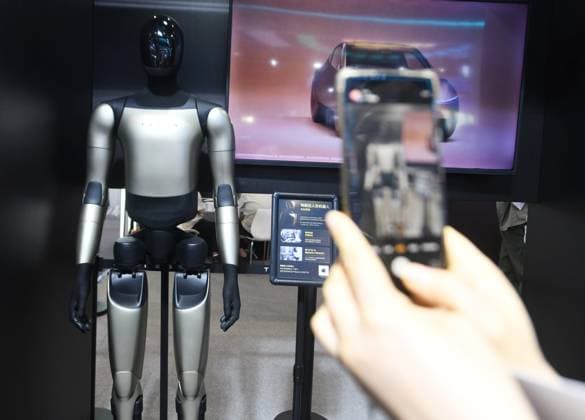 HANGZHOU, CHINA - SEPTEMBER 23: Visitors view the Tesla Optimus V3, a third-generation general-purpose humanoid robot, during the fifth Global Digital Trade Expo on September 23, 2026 in Hangzhou, Zhejiang Province of China. The expo focuses on frontier AI technologies and digital trade development.  Copyright: xVCGx 111669003015