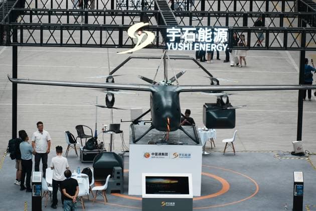 HANGZHOU, CHINA - SEPTEMBER 23: Visitors view a large-payload cargo drone during the 5th Global Digital Trade Expo on September 23, 2026 in Hangzhou, Zhejiang Province of China. The expo focuses on frontier AI technologies and digital trade.  Copyright: xVCGx 111669003007
