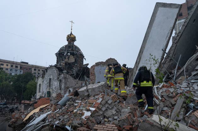 September 23, 2026, Kramatorsk, Donetsk Oblast, Ukraine: The aftermath of a Russian KAB aerial bomb strike that damaged a church and residential buildings in the frontline city of Kramatorsk, Donetsk region. Multiple people were injured in the attack. Kramatorsk Ukraine - ZUMAm350 20260923_zip_m350_006 Copyright: xCameronxJones-Manleyx