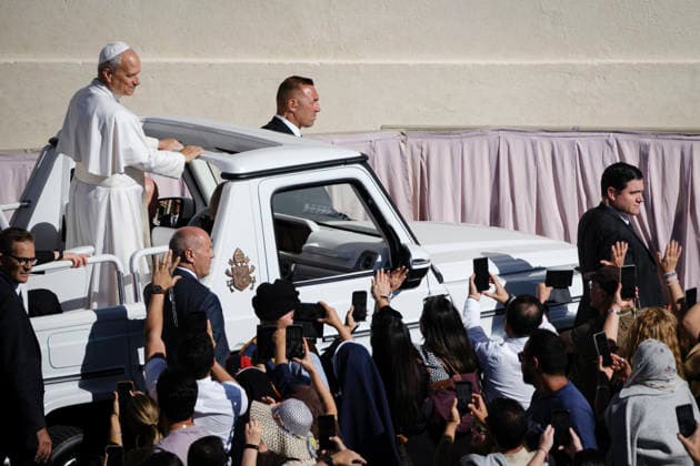 Pope Leo XIV during the weekly General Audience Pope Leo XIV greets the faithful and delivers his weekly General Audience at St. Peter™s Square in Vatican City, addressing pilgrims and visitors gathered for the traditional Wednesday appointment. Rome, Italy, September 23, 2026. Rome Vatican Copyright: xAndreaxCalandrax