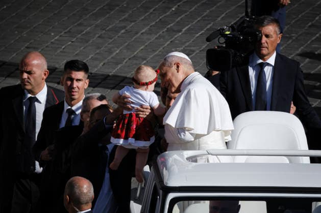 Pope Leo XIV during the weekly General Audience Pope Leo XIV greets the faithful and delivers his weekly General Audience at St. Peter™s Square in Vatican City, addressing pilgrims and visitors gathered for the traditional Wednesday appointment. Rome, Italy, September 23, 2026. Rome Vatican Copyright: xAndreaxCalandrax