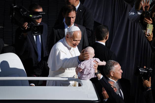 Pope Leo XIV during the weekly General Audience Pope Leo XIV greets the faithful and delivers his weekly General Audience at St. Peter™s Square in Vatican City, addressing pilgrims and visitors gathered for the traditional Wednesday appointment. Rome, Italy, September 23, 2026. Rome Vatican Copyright: xAndreaxCalandrax