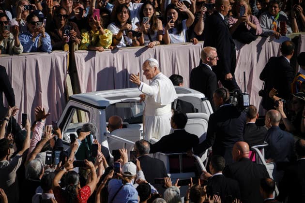 Pope Leo XIV during the weekly General Audience Pope Leo XIV greets the faithful and delivers his weekly General Audience at St. Peter™s Square in Vatican City, addressing pilgrims and visitors gathered for the traditional Wednesday appointment. Rome, Italy, September 23, 2026. Rome Vatican Copyright: xAndreaxCalandrax