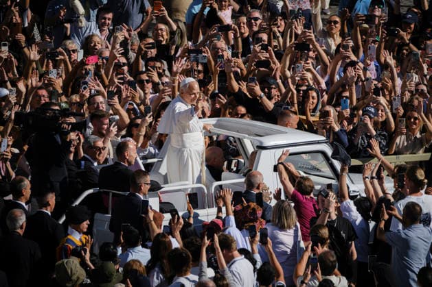 Pope Leo XIV during the weekly General Audience Pope Leo XIV greets the faithful and delivers his weekly General Audience at St. Peter™s Square in Vatican City, addressing pilgrims and visitors gathered for the traditional Wednesday appointment. Rome, Italy, September 23, 2026. Rome Vatican Copyright: xAndreaxCalandrax