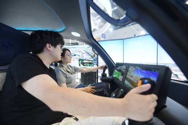 5th Global Digital Trade Expo in Hangzhou Spectators experience flying in the smart cockpit of the tilt rotor electric vertical takeoff and landing aircraft (eVTOL) at the 5th Global Digital Trade Expo in Hangzhou, Zhejiang Province, China on September 23, 2026. Hangzhou Zhejiang China  Copyright: xCFOTOx i1790192366658