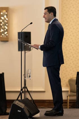 Moreno is participating this Wednesday in Ireland in the meeting of the European Committee of the Regions. The president of the Regional Government of Andalusia, Juanma Moreno, is speaking at the meeting of the Bureau of the Committee of the Regions (CoR) being held in the city of Mullingar, in Ireland. September 23, 2026, in Mullingar, Ireland. The meeting of the Bureau of the European Committee of the Regions in Mullingar was held under the theme Prosperous and Sustainable Communities: Building a Europe That Works for All Territories, where Juanma Moreno addressed two debates. The first focused on the competitiveness, innovation, and economic resilience of Europe’s territories, and the second will revolve around access to housing, espe  Copyright: xFranciscoxJ.xOlmox 7793970