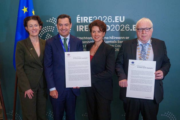 Moreno is participating this Wednesday in Ireland in the meeting of the European Committee of the Regions. The president of the Regional Government of Andalusia, Juanma Moreno 2i, alongside the president of the Committee of the Regions, Kata Tútto 2d, and the president of the Irish Delegation to the CoR, Gillian Coughlan 1i, after speaking at the meeting of the Bureau of the Committee of the Regions (CoR) held in the city of Mullingar, in Ireland. September 23, 2026, in Mullingar, Ireland. The meeting of the Bureau of the European Committee of the Regions in Mullingar was held under the theme Prosperous and Sustainable Communities: Building a Europe That Works for All Territories, where Juanma Moreno addressed two debates. The first focu  Copyright: xFranciscoxJ.xOlmox 7793978