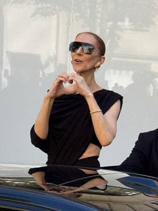 Celine Dion comes out to greet her fans in front of the Royal Monceau Hotel in Paris on September 23, 2026. Twin C Bestimage Céline Dion comes out to greet her fans in front of the Royal Monceau Hotel in Paris on September 23, 2026. Paris, France  Copyright: xTwinxCx xBestimagexTwinxCx xBestimagex