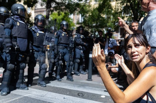 September 23, 2026, Madrid, Madrid, SPAIN: Hundreds of Madrid residents, mobilized by the Tenants Union, are protesting against the eviction of MaricarmenÃ¢â‚¬an 87-year-old woman forced out of the apartment where she had lived for 70 years by a real estate investment fund. She had refused to leave the home for which she had always paid rent. Police used charge tactics against the demonstrators. Madrid SPAIN - ZUMAl221 20260923_zip_l221_004 Copyright: xIgnacioxLopezxIsasmendix