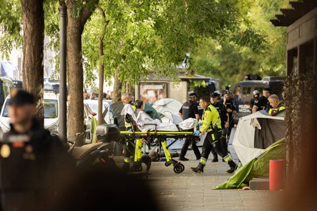 September 23, 2026, Madrid, Madrid, SPAIN: Maricarmen, the 87-year-old woman evicted by a real estate investment fund from the apartment where she had lived for 70 years, is carried away on a stretcher after the eviction was carried out. She had refused to leave the apartment, for which she had always paid rent. Madrid SPAIN  - ZUMAl221 20260923_zip_l221_014 Copyright: xIgnacioxLopezxIsasmendix