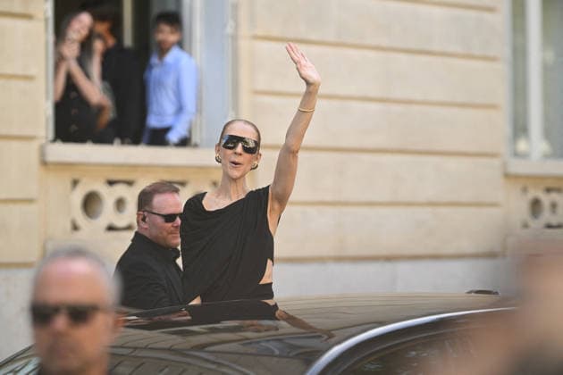 Celine Dion greets her fans in front of the Royal Monceau Hotel in Paris on September 23, 2026. Pierre Perusseau, Bestimage. Céline Dion comes out to greet her fans in front of the Royal Monceau Hotel in Paris on September 23, 2026. Paris, France  Copyright: xPierrexPerusseaux xBestimagexPierrexPerusseaux xBestimagex