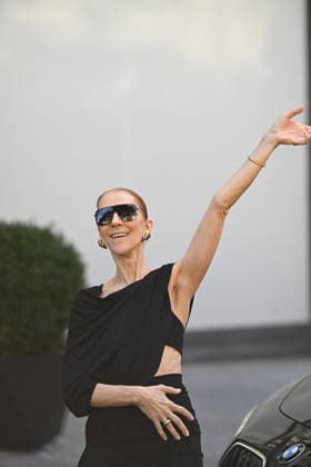 Celine Dion greets her fans in front of the Royal Monceau Hotel in Paris on September 23, 2026. Pierre Perusseau, Bestimage. Céline Dion comes out to greet her fans in front of the Royal Monceau Hotel in Paris on September 23, 2026. Paris, France  Copyright: xPierrexPerusseaux xBestimagexPierrexPerusseaux xBestimagex