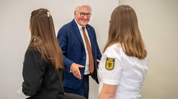 Bundespräsident Frank-Walter Steinmeier verlegt seinen Amtssitz für drei Tage nach Hattingen ** NUR FÜR REDAKTIONELLE ZWECKE ** EDITORIAL USE ONLY **<p>Bundespräsident Frank-Walter Steinmeier verlegt seinen Amtssitz für drei Tage nach Nordrhein-Westfalen. Vom 22. bis 24. September führt er seine Amtsgeschäfte von Hattingen aus. Am Mittwoch,23.September.2026, diskutiert der Bundespräsident bei der Kaffeetafel kontrovers mit Bürgerinnen und Bürgern. Deutschland NRW Hattingen Copyright: KaixKitschenberg