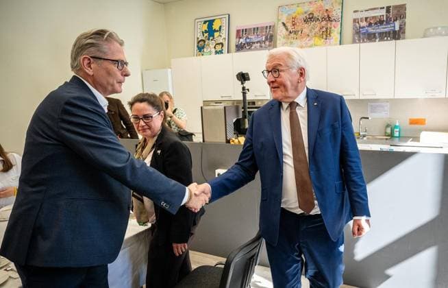 Bundespräsident Frank-Walter Steinmeier verlegt seinen Amtssitz für drei Tage nach Hattingen ** NUR FÜR REDAKTIONELLE ZWECKE ** EDITORIAL USE ONLY **<p>Bundespräsident Frank-Walter Steinmeier verlegt seinen Amtssitz für drei Tage nach Nordrhein-Westfalen. Vom 22. bis 24. September führt er seine Amtsgeschäfte von Hattingen aus. Am Mittwoch,23.September.2026, diskutiert der Bundespräsident bei der Kaffeetafel kontrovers mit Bürgerinnen und Bürgern. Deutschland NRW Hattingen Copyright: KaixKitschenberg