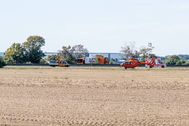 Schwerer Verkehrsunfall auf der A67: War Alkohol der Auslöser? - Transporterfahrer schwer verletzt - Rettungshubschrauber im Einsatz - Autobahn 1 Stunde Vollgesperrt - Bierflaschen im Transporter Verteilt (O TON Einsatzleiter) 7aIMG: 0573773 Schwerer Verkehrsunfall auf der A67: Transporterfahrer schwer verletzt - Rettungshubschrauber im Einsatz - Autobahn 1 Stunde VollgesperrtHessen, Büttelborn, Deutschland