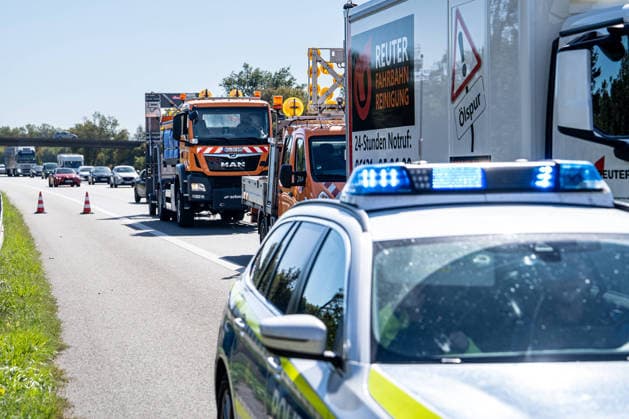 Schwerer Verkehrsunfall auf der A67: War Alkohol der Auslöser? - Transporterfahrer schwer verletzt - Rettungshubschrauber im Einsatz - Autobahn 1 Stunde Vollgesperrt - Bierflaschen im Transporter Verteilt (O TON Einsatzleiter) 7aIMG: 0573777 Schwerer Verkehrsunfall auf der A67: Transporterfahrer schwer verletzt - Rettungshubschrauber im Einsatz - Autobahn 1 Stunde VollgesperrtHessen, Büttelborn, Deutschland
