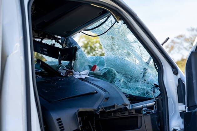 Schwerer Verkehrsunfall auf der A67: War Alkohol der Auslöser? - Transporterfahrer schwer verletzt - Rettungshubschrauber im Einsatz - Autobahn 1 Stunde Vollgesperrt - Bierflaschen im Transporter Verteilt (O TON Einsatzleiter) 7aIMG: 0573779 Schwerer Verkehrsunfall auf der A67: Transporterfahrer schwer verletzt - Rettungshubschrauber im Einsatz - Autobahn 1 Stunde VollgesperrtHessen, Büttelborn, Deutschland