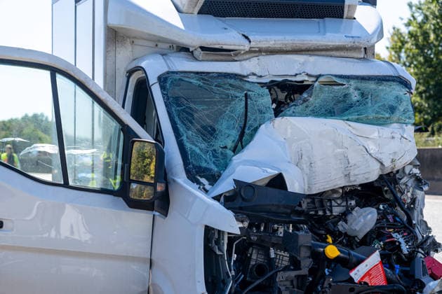 Schwerer Verkehrsunfall auf der A67: War Alkohol der Auslöser? - Transporterfahrer schwer verletzt - Rettungshubschrauber im Einsatz - Autobahn 1 Stunde Vollgesperrt - Bierflaschen im Transporter Verteilt (O TON Einsatzleiter) 7aIMG: 0573781 Schwerer Verkehrsunfall auf der A67: Transporterfahrer schwer verletzt - Rettungshubschrauber im Einsatz - Autobahn 1 Stunde VollgesperrtHessen, Büttelborn, Deutschland