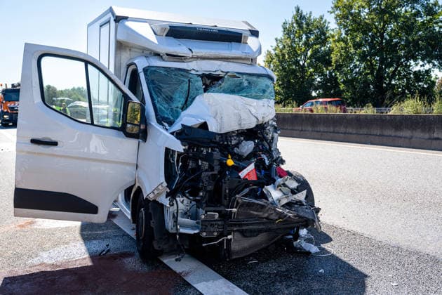 Schwerer Verkehrsunfall auf der A67: Transporterfahrer schwer verletzt - Rettungshubschrauber im Einsatz - Autobahn 1 Stunde Vollgesperrt 7aIMG: 0573788 Schwerer Verkehrsunfall auf der A67: Transporterfahrer schwer verletzt - Rettungshubschrauber im Einsatz - Autobahn 1 Stunde VollgesperrtHessen, Büttelborn, Deutschland