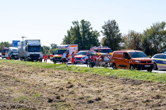 Schwerer Verkehrsunfall auf der A67: Transporterfahrer schwer verletzt - Rettungshubschrauber im Einsatz - Autobahn 1 Stunde Vollgesperrt 7aIMG: 0573789 Schwerer Verkehrsunfall auf der A67: Transporterfahrer schwer verletzt - Rettungshubschrauber im Einsatz - Autobahn 1 Stunde VollgesperrtHessen, Büttelborn, Deutschland