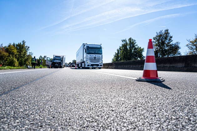 Schwerer Verkehrsunfall auf der A67: Transporterfahrer schwer verletzt - Rettungshubschrauber im Einsatz - Autobahn 1 Stunde Vollgesperrt 7aIMG: 0573791 Schwerer Verkehrsunfall auf der A67: Transporterfahrer schwer verletzt - Rettungshubschrauber im Einsatz - Autobahn 1 Stunde VollgesperrtHessen, Büttelborn, Deutschland