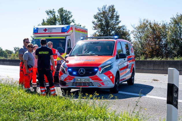 Schwerer Verkehrsunfall auf der A67: Transporterfahrer schwer verletzt - Rettungshubschrauber im Einsatz - Autobahn 1 Stunde Vollgesperrt 7aIMG: 0573792 Schwerer Verkehrsunfall auf der A67: Transporterfahrer schwer verletzt - Rettungshubschrauber im Einsatz - Autobahn 1 Stunde VollgesperrtHessen, Büttelborn, Deutschland