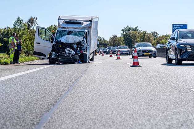 Schwerer Verkehrsunfall auf der A67: Transporterfahrer schwer verletzt - Rettungshubschrauber im Einsatz - Autobahn 1 Stunde Vollgesperrt 7aIMG: 0573794 Schwerer Verkehrsunfall auf der A67: Transporterfahrer schwer verletzt - Rettungshubschrauber im Einsatz - Autobahn 1 Stunde VollgesperrtHessen, Büttelborn, Deutschland