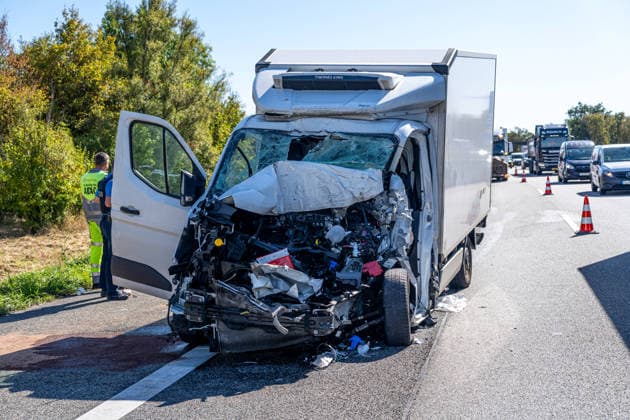 Schwerer Verkehrsunfall auf der A67: Transporterfahrer schwer verletzt - Rettungshubschrauber im Einsatz - Autobahn 1 Stunde Vollgesperrt 7aIMG: 0573800 Schwerer Verkehrsunfall auf der A67: Transporterfahrer schwer verletzt - Rettungshubschrauber im Einsatz - Autobahn 1 Stunde VollgesperrtHessen, Büttelborn, Deutschland