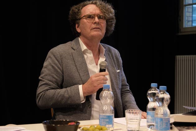 RECORD DATE NOT STATED Lambert Wiesing in Bazon Brocks Denkerei im Hoftheater Kreuzberg e.V. Naunynstraße 63, Berlin-Kreuzberg, 7.9.2026 zum Thema: Wirkung erniedrigt die Werke. Summa der Überlegungen vom Verhältnis von Wirkung und Werk; warum wir alle Autoren zitieren, deren Werke wir gar nicht kennen. mit Brock, Lambert Wiesing und Wolfgang Ullrich