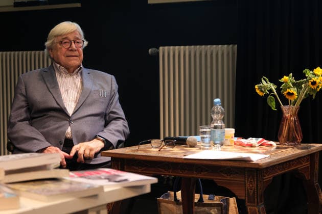 RECORD DATE NOT STATED Bazon Brock, Denkerei im Hoftheater Kreuzberg e.V. Naunynstraße 63, Berlin-Kreuzberg: Wirkung erniedrigt die Werke. Summa der Überlegungen vom Verhältnis von Wirkung und Werk; warum wir alle Autoren zitieren, deren Werke wir gar nicht kennen. Mit Brock, Lambert Wiesing und Wolfgang Ullrich