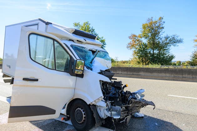 Sprinter kollidiert mit LKW an Stauende Rettungshubschrauber im Einsatz Fahrer schwer verletzt Am 23.09.2026 fuhr gegen 11:45 Uhr auf der A67 zwischen den Anschlussstellen Büttelborn und Groß-Gerau ein 20 Jahre alter Transporterfahrer auf einen vor ihm abbremsenden Lkw auf. Der Fahrer war im Fahrzeug eingeklemmt, wurde von der Feuerwehr befreit und erlitt schwere, aber nicht lebensbedrohliche Verletzungen. Ein Rettungshubschrauber landete auf der Autobahn und flog ihn in ein Krankenhaus nach Frankfurt. Der Lkw-Fahrer blieb unverletzt. Die Fahrbahn Richtung Rüsselsheim war rund eineinhalb Stunden gesperrt, die Autobahnpolizei Südhessen ermittelt zur Unfallursache. Büttelborn A67 Hessen Deutschland