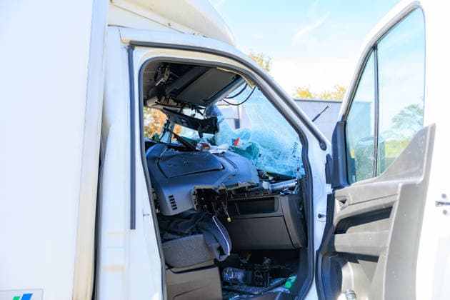 Sprinter kollidiert mit LKW an Stauende Rettungshubschrauber im Einsatz Fahrer schwer verletzt Am 23.09.2026 fuhr gegen 11:45 Uhr auf der A67 zwischen den Anschlussstellen Büttelborn und Groß-Gerau ein 20 Jahre alter Transporterfahrer auf einen vor ihm abbremsenden Lkw auf. Der Fahrer war im Fahrzeug eingeklemmt, wurde von der Feuerwehr befreit und erlitt schwere, aber nicht lebensbedrohliche Verletzungen. Ein Rettungshubschrauber landete auf der Autobahn und flog ihn in ein Krankenhaus nach Frankfurt. Der Lkw-Fahrer blieb unverletzt. Die Fahrbahn Richtung Rüsselsheim war rund eineinhalb Stunden gesperrt, die Autobahnpolizei Südhessen ermittelt zur Unfallursache. Büttelborn A67 Hessen Deutschland