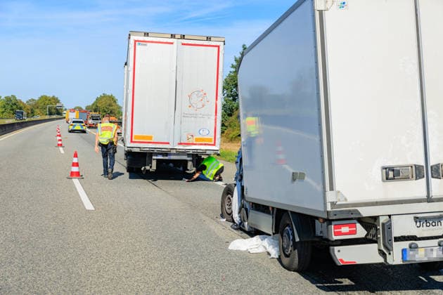 Sprinter kollidiert mit LKW an Stauende Rettungshubschrauber im Einsatz Fahrer schwer verletzt Am 23.09.2026 fuhr gegen 11:45 Uhr auf der A67 zwischen den Anschlussstellen Büttelborn und Groß-Gerau ein 20 Jahre alter Transporterfahrer auf einen vor ihm abbremsenden Lkw auf. Der Fahrer war im Fahrzeug eingeklemmt, wurde von der Feuerwehr befreit und erlitt schwere, aber nicht lebensbedrohliche Verletzungen. Ein Rettungshubschrauber landete auf der Autobahn und flog ihn in ein Krankenhaus nach Frankfurt. Der Lkw-Fahrer blieb unverletzt. Die Fahrbahn Richtung Rüsselsheim war rund eineinhalb Stunden gesperrt, die Autobahnpolizei Südhessen ermittelt zur Unfallursache. Büttelborn A67 Hessen Deutschland