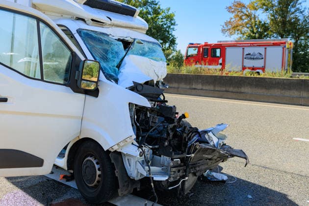 Sprinter kollidiert mit LKW an Stauende Rettungshubschrauber im Einsatz Fahrer schwer verletzt Am 23.09.2026 fuhr gegen 11:45 Uhr auf der A67 zwischen den Anschlussstellen Büttelborn und Groß-Gerau ein 20 Jahre alter Transporterfahrer auf einen vor ihm abbremsenden Lkw auf. Der Fahrer war im Fahrzeug eingeklemmt, wurde von der Feuerwehr befreit und erlitt schwere, aber nicht lebensbedrohliche Verletzungen. Ein Rettungshubschrauber landete auf der Autobahn und flog ihn in ein Krankenhaus nach Frankfurt. Der Lkw-Fahrer blieb unverletzt. Die Fahrbahn Richtung Rüsselsheim war rund eineinhalb Stunden gesperrt, die Autobahnpolizei Südhessen ermittelt zur Unfallursache. Büttelborn A67 Hessen Deutschland