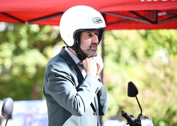 Tuebingen 23.09.2026 Oberbuergermeister Boris Palmer (Parteilos) mit Helm vor einer Testfahrt eines E - Rollers
