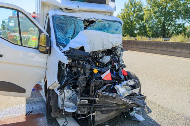 Sprinter kollidiert mit LKW an Stauende Rettungshubschrauber im Einsatz Fahrer schwer verletzt Am 23.09.2026 fuhr gegen 11:45 Uhr auf der A67 zwischen den Anschlussstellen Büttelborn und Groß-Gerau ein 20 Jahre alter Transporterfahrer auf einen vor ihm abbremsenden Lkw auf. Der Fahrer war im Fahrzeug eingeklemmt, wurde von der Feuerwehr befreit und erlitt schwere, aber nicht lebensbedrohliche Verletzungen. Ein Rettungshubschrauber landete auf der Autobahn und flog ihn in ein Krankenhaus nach Frankfurt. Der Lkw-Fahrer blieb unverletzt. Die Fahrbahn Richtung Rüsselsheim war rund eineinhalb Stunden gesperrt, die Autobahnpolizei Südhessen ermittelt zur Unfallursache. Büttelborn A67 Hessen Deutschland