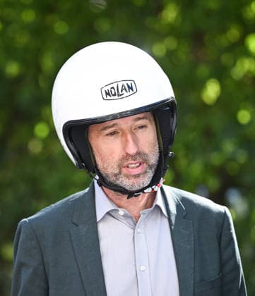 Tuebingen 23.09.2026 Oberbuergermeister Boris Palmer (Parteilos) mit Helm vor einer Testfahrt eines E - Rollers