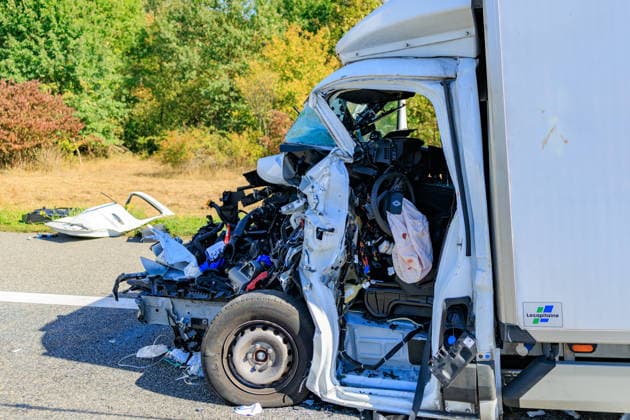 Sprinter kollidiert mit LKW an Stauende Rettungshubschrauber im Einsatz Fahrer schwer verletzt Am 23.09.2026 fuhr gegen 11:45 Uhr auf der A67 zwischen den Anschlussstellen Büttelborn und Groß-Gerau ein 20 Jahre alter Transporterfahrer auf einen vor ihm abbremsenden Lkw auf. Der Fahrer war im Fahrzeug eingeklemmt, wurde von der Feuerwehr befreit und erlitt schwere, aber nicht lebensbedrohliche Verletzungen. Ein Rettungshubschrauber landete auf der Autobahn und flog ihn in ein Krankenhaus nach Frankfurt. Der Lkw-Fahrer blieb unverletzt. Die Fahrbahn Richtung Rüsselsheim war rund eineinhalb Stunden gesperrt, die Autobahnpolizei Südhessen ermittelt zur Unfallursache. Büttelborn A67 Hessen Deutschland