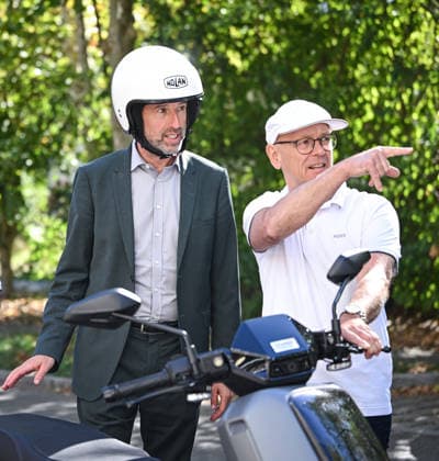 Tuebingen 23.09.2026 Oberbuergermeister Boris Palmer (li, Parteilos) mit Andreas Kurz (re, Inhaber von BLUEmobility) vor einer Testfahrt eines E - Rollers