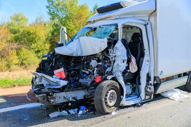 Sprinter kollidiert mit LKW an Stauende Rettungshubschrauber im Einsatz Fahrer schwer verletzt Am 23.09.2026 fuhr gegen 11:45 Uhr auf der A67 zwischen den Anschlussstellen Büttelborn und Groß-Gerau ein 20 Jahre alter Transporterfahrer auf einen vor ihm abbremsenden Lkw auf. Der Fahrer war im Fahrzeug eingeklemmt, wurde von der Feuerwehr befreit und erlitt schwere, aber nicht lebensbedrohliche Verletzungen. Ein Rettungshubschrauber landete auf der Autobahn und flog ihn in ein Krankenhaus nach Frankfurt. Der Lkw-Fahrer blieb unverletzt. Die Fahrbahn Richtung Rüsselsheim war rund eineinhalb Stunden gesperrt, die Autobahnpolizei Südhessen ermittelt zur Unfallursache. Büttelborn A67 Hessen Deutschland