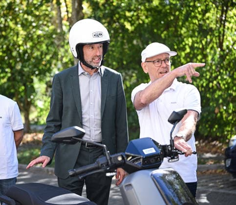 Tuebingen 23.09.2026 Oberbuergermeister Boris Palmer (li, Parteilos) mit Andreas Kurz (re, Inhaber von BLUEmobility) vor einer Testfahrt eines E - Rollers