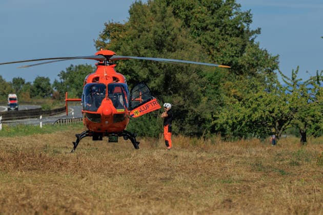 Sprinter kollidiert mit LKW an Stauende Rettungshubschrauber im Einsatz Fahrer schwer verletzt Am 23.09.2026 fuhr gegen 11:45 Uhr auf der A67 zwischen den Anschlussstellen Büttelborn und Groß-Gerau ein 20 Jahre alter Transporterfahrer auf einen vor ihm abbremsenden Lkw auf. Der Fahrer war im Fahrzeug eingeklemmt, wurde von der Feuerwehr befreit und erlitt schwere, aber nicht lebensbedrohliche Verletzungen. Ein Rettungshubschrauber landete auf der Autobahn und flog ihn in ein Krankenhaus nach Frankfurt. Der Lkw-Fahrer blieb unverletzt. Die Fahrbahn Richtung Rüsselsheim war rund eineinhalb Stunden gesperrt, die Autobahnpolizei Südhessen ermittelt zur Unfallursache. Büttelborn A67 Hessen Deutschland