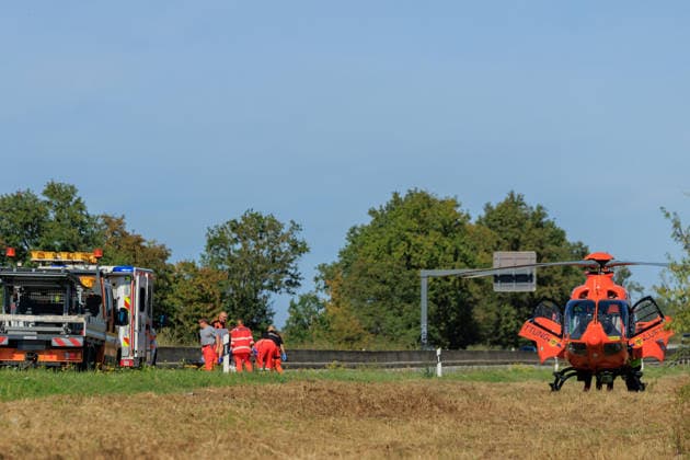 Sprinter kollidiert mit LKW an Stauende Rettungshubschrauber im Einsatz Fahrer schwer verletzt Am 23.09.2026 fuhr gegen 11:45 Uhr auf der A67 zwischen den Anschlussstellen Büttelborn und Groß-Gerau ein 20 Jahre alter Transporterfahrer auf einen vor ihm abbremsenden Lkw auf. Der Fahrer war im Fahrzeug eingeklemmt, wurde von der Feuerwehr befreit und erlitt schwere, aber nicht lebensbedrohliche Verletzungen. Ein Rettungshubschrauber landete auf der Autobahn und flog ihn in ein Krankenhaus nach Frankfurt. Der Lkw-Fahrer blieb unverletzt. Die Fahrbahn Richtung Rüsselsheim war rund eineinhalb Stunden gesperrt, die Autobahnpolizei Südhessen ermittelt zur Unfallursache. Büttelborn A67 Hessen Deutschland