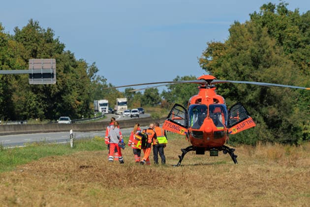 Sprinter kollidiert mit LKW an Stauende Rettungshubschrauber im Einsatz Fahrer schwer verletzt Am 23.09.2026 fuhr gegen 11:45 Uhr auf der A67 zwischen den Anschlussstellen Büttelborn und Groß-Gerau ein 20 Jahre alter Transporterfahrer auf einen vor ihm abbremsenden Lkw auf. Der Fahrer war im Fahrzeug eingeklemmt, wurde von der Feuerwehr befreit und erlitt schwere, aber nicht lebensbedrohliche Verletzungen. Ein Rettungshubschrauber landete auf der Autobahn und flog ihn in ein Krankenhaus nach Frankfurt. Der Lkw-Fahrer blieb unverletzt. Die Fahrbahn Richtung Rüsselsheim war rund eineinhalb Stunden gesperrt, die Autobahnpolizei Südhessen ermittelt zur Unfallursache. Büttelborn A67 Hessen Deutschland