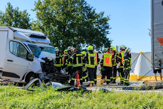 Sprinter kollidiert mit LKW an Stauende Rettungshubschrauber im Einsatz Fahrer schwer verletzt Am 23.09.2026 fuhr gegen 11:45 Uhr auf der A67 zwischen den Anschlussstellen Büttelborn und Groß-Gerau ein 20 Jahre alter Transporterfahrer auf einen vor ihm abbremsenden Lkw auf. Der Fahrer war im Fahrzeug eingeklemmt, wurde von der Feuerwehr befreit und erlitt schwere, aber nicht lebensbedrohliche Verletzungen. Ein Rettungshubschrauber landete auf der Autobahn und flog ihn in ein Krankenhaus nach Frankfurt. Der Lkw-Fahrer blieb unverletzt. Die Fahrbahn Richtung Rüsselsheim war rund eineinhalb Stunden gesperrt, die Autobahnpolizei Südhessen ermittelt zur Unfallursache. Büttelborn A67 Hessen Deutschland
