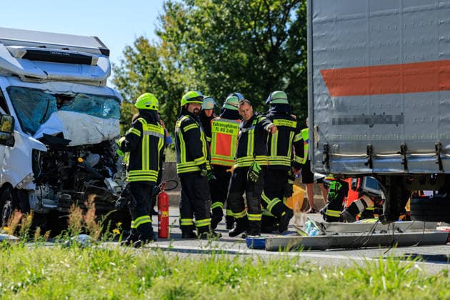 Sprinter kollidiert mit LKW an Stauende Rettungshubschrauber im Einsatz Fahrer schwer verletzt Am 23.09.2026 fuhr gegen 11:45 Uhr auf der A67 zwischen den Anschlussstellen Büttelborn und Groß-Gerau ein 20 Jahre alter Transporterfahrer auf einen vor ihm abbremsenden Lkw auf. Der Fahrer war im Fahrzeug eingeklemmt, wurde von der Feuerwehr befreit und erlitt schwere, aber nicht lebensbedrohliche Verletzungen. Ein Rettungshubschrauber landete auf der Autobahn und flog ihn in ein Krankenhaus nach Frankfurt. Der Lkw-Fahrer blieb unverletzt. Die Fahrbahn Richtung Rüsselsheim war rund eineinhalb Stunden gesperrt, die Autobahnpolizei Südhessen ermittelt zur Unfallursache. Büttelborn A67 Hessen Deutschland