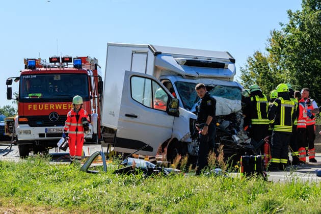 Sprinter kollidiert mit LKW an Stauende Rettungshubschrauber im Einsatz Fahrer schwer verletzt Am 23.09.2026 fuhr gegen 11:45 Uhr auf der A67 zwischen den Anschlussstellen Büttelborn und Groß-Gerau ein 20 Jahre alter Transporterfahrer auf einen vor ihm abbremsenden Lkw auf. Der Fahrer war im Fahrzeug eingeklemmt, wurde von der Feuerwehr befreit und erlitt schwere, aber nicht lebensbedrohliche Verletzungen. Ein Rettungshubschrauber landete auf der Autobahn und flog ihn in ein Krankenhaus nach Frankfurt. Der Lkw-Fahrer blieb unverletzt. Die Fahrbahn Richtung Rüsselsheim war rund eineinhalb Stunden gesperrt, die Autobahnpolizei Südhessen ermittelt zur Unfallursache. Büttelborn A67 Hessen Deutschland