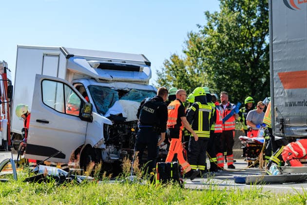 Sprinter kollidiert mit LKW an Stauende Rettungshubschrauber im Einsatz Fahrer schwer verletzt Am 23.09.2026 fuhr gegen 11:45 Uhr auf der A67 zwischen den Anschlussstellen Büttelborn und Groß-Gerau ein 20 Jahre alter Transporterfahrer auf einen vor ihm abbremsenden Lkw auf. Der Fahrer war im Fahrzeug eingeklemmt, wurde von der Feuerwehr befreit und erlitt schwere, aber nicht lebensbedrohliche Verletzungen. Ein Rettungshubschrauber landete auf der Autobahn und flog ihn in ein Krankenhaus nach Frankfurt. Der Lkw-Fahrer blieb unverletzt. Die Fahrbahn Richtung Rüsselsheim war rund eineinhalb Stunden gesperrt, die Autobahnpolizei Südhessen ermittelt zur Unfallursache. Büttelborn A67 Hessen Deutschland