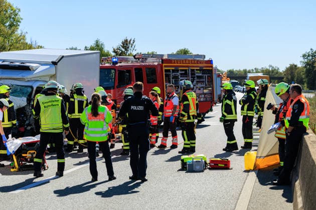Sprinter kollidiert mit LKW an Stauende Rettungshubschrauber im Einsatz Fahrer schwer verletzt Am 23.09.2026 fuhr gegen 11:45 Uhr auf der A67 zwischen den Anschlussstellen Büttelborn und Groß-Gerau ein 20 Jahre alter Transporterfahrer auf einen vor ihm abbremsenden Lkw auf. Der Fahrer war im Fahrzeug eingeklemmt, wurde von der Feuerwehr befreit und erlitt schwere, aber nicht lebensbedrohliche Verletzungen. Ein Rettungshubschrauber landete auf der Autobahn und flog ihn in ein Krankenhaus nach Frankfurt. Der Lkw-Fahrer blieb unverletzt. Die Fahrbahn Richtung Rüsselsheim war rund eineinhalb Stunden gesperrt, die Autobahnpolizei Südhessen ermittelt zur Unfallursache. Büttelborn A67 Hessen Deutschland