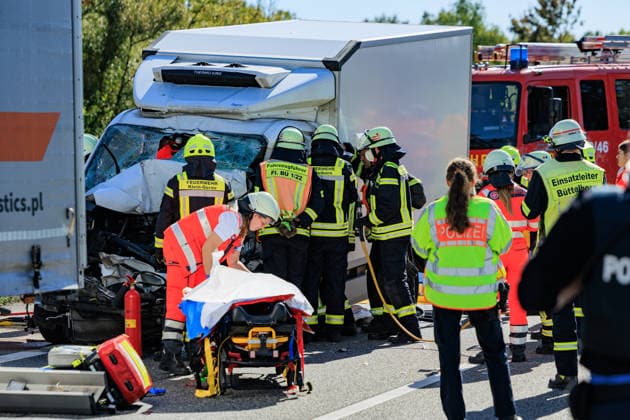 Sprinter kollidiert mit LKW an Stauende Rettungshubschrauber im Einsatz Fahrer schwer verletzt Am 23.09.2026 fuhr gegen 11:45 Uhr auf der A67 zwischen den Anschlussstellen Büttelborn und Groß-Gerau ein 20 Jahre alter Transporterfahrer auf einen vor ihm abbremsenden Lkw auf. Der Fahrer war im Fahrzeug eingeklemmt, wurde von der Feuerwehr befreit und erlitt schwere, aber nicht lebensbedrohliche Verletzungen. Ein Rettungshubschrauber landete auf der Autobahn und flog ihn in ein Krankenhaus nach Frankfurt. Der Lkw-Fahrer blieb unverletzt. Die Fahrbahn Richtung Rüsselsheim war rund eineinhalb Stunden gesperrt, die Autobahnpolizei Südhessen ermittelt zur Unfallursache. Büttelborn A67 Hessen Deutschland